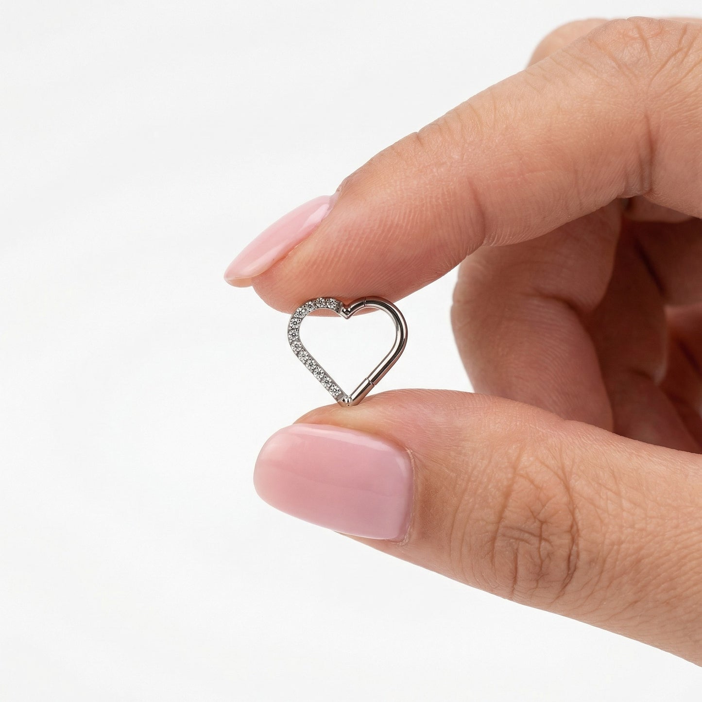 
                  
                    Argola coração cravejada com zircónias,piercing daith
                  
                