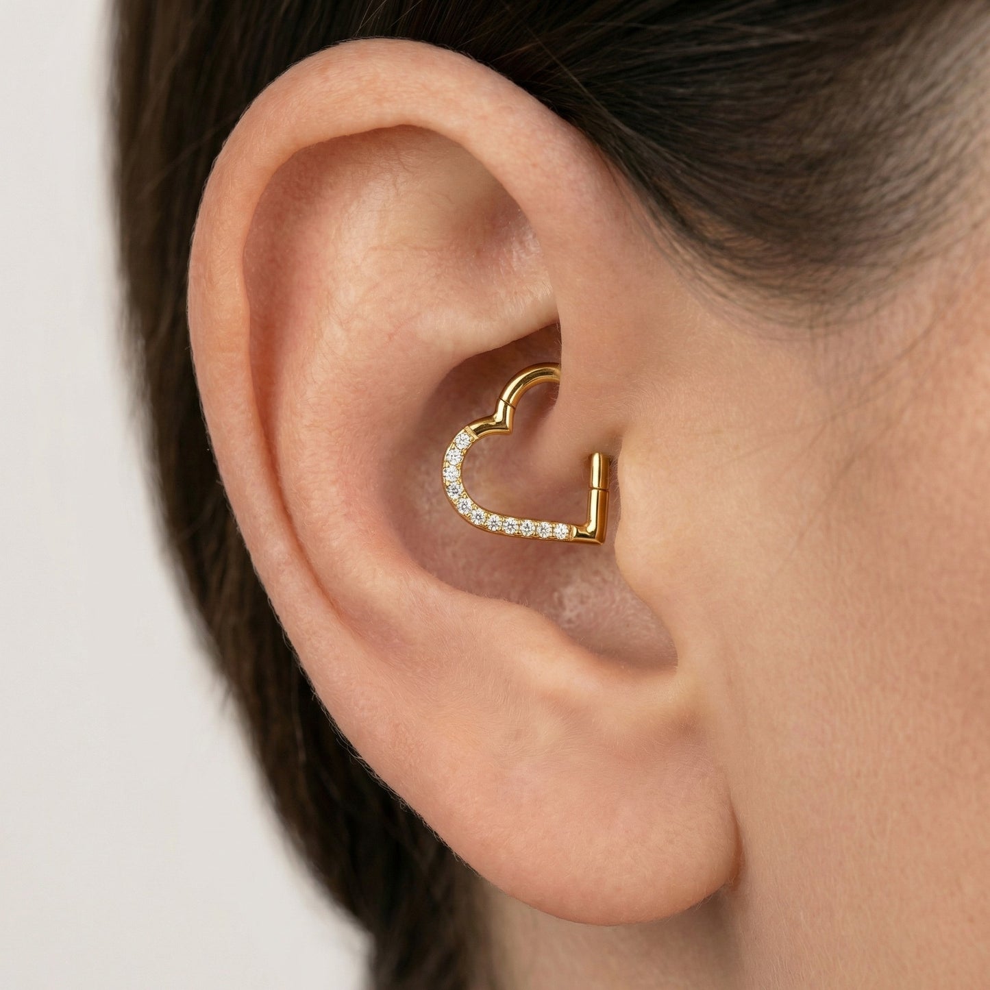 Argola coração cravejada com zircónias pvd gold - piercing daith