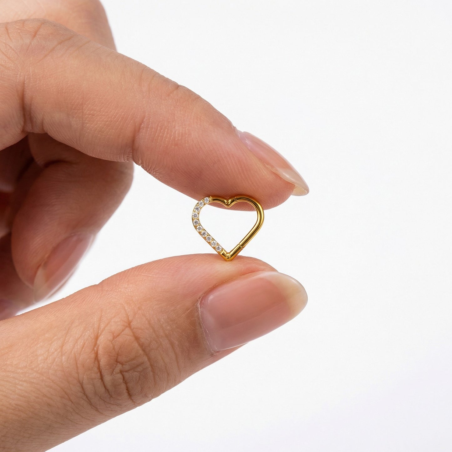 
                  
                    Argola coração cravejada com zircónias pvd gold - piercing daith
                  
                