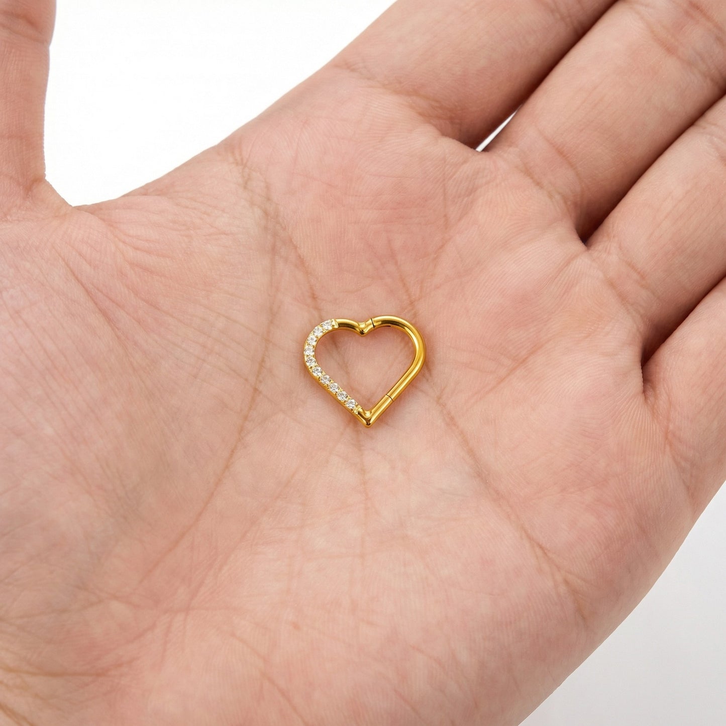 
                  
                    Argola coração cravejada com zircónias pvd gold - piercing daith
                  
                