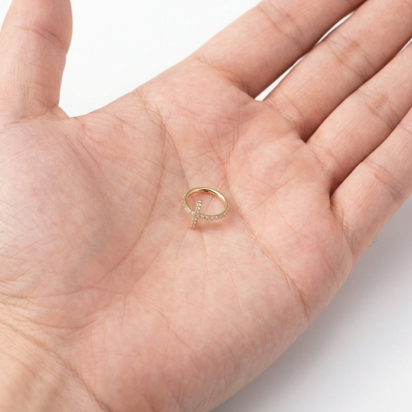 
                  
                    Argola com Cruz de Zircónias – Clicker Titânio PVD Gold
                  
                