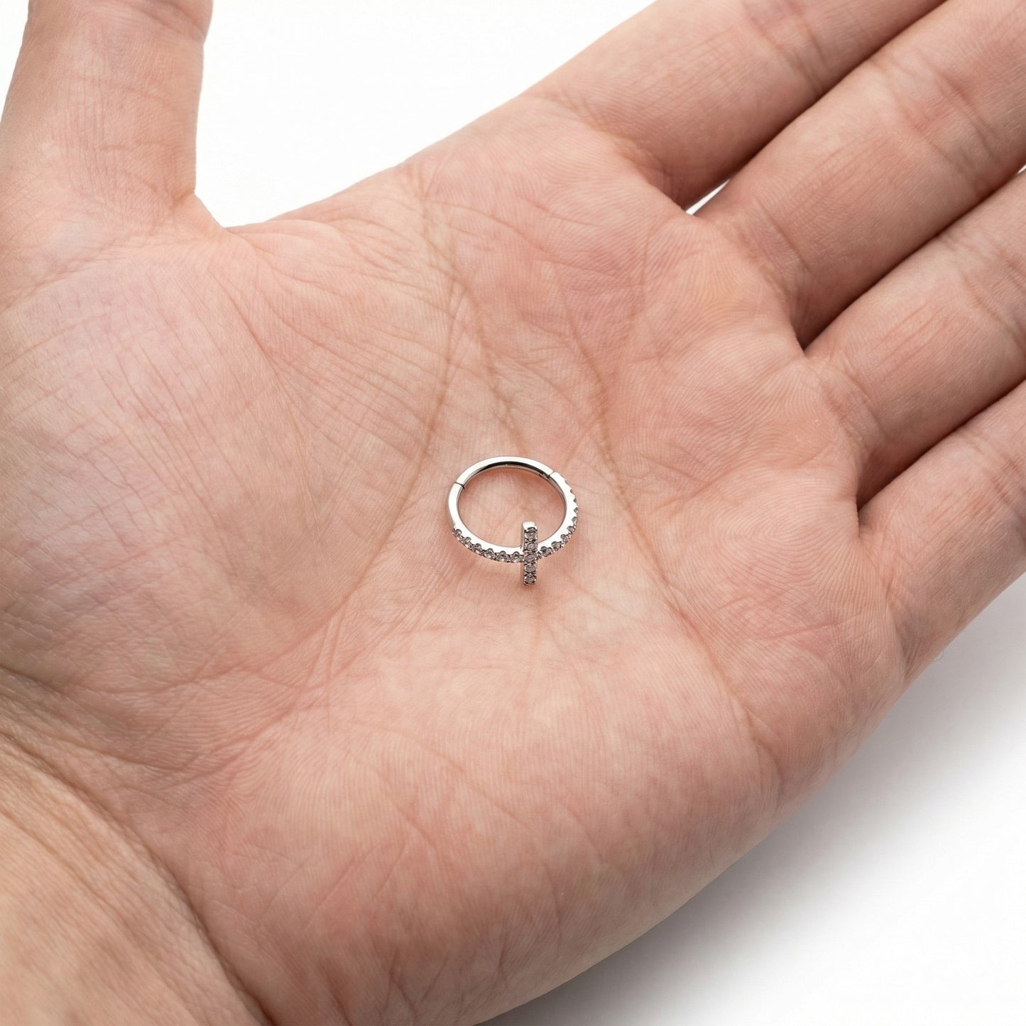 
                  
                    Anillo con Cruz de Circonitas – Clicker ASTM de Titanio
                  
                