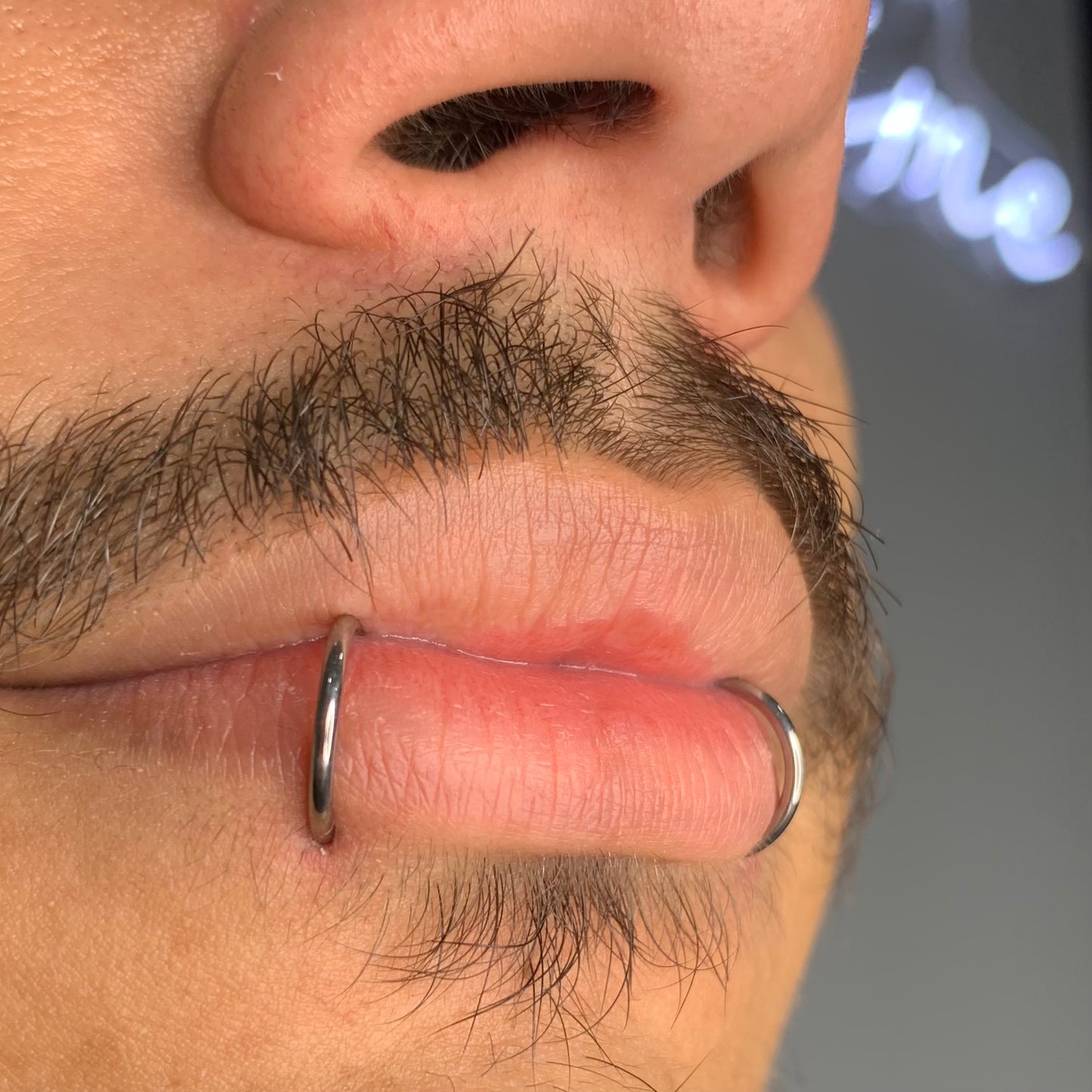 
                  
                    argola de titânio para lábio
                  
                