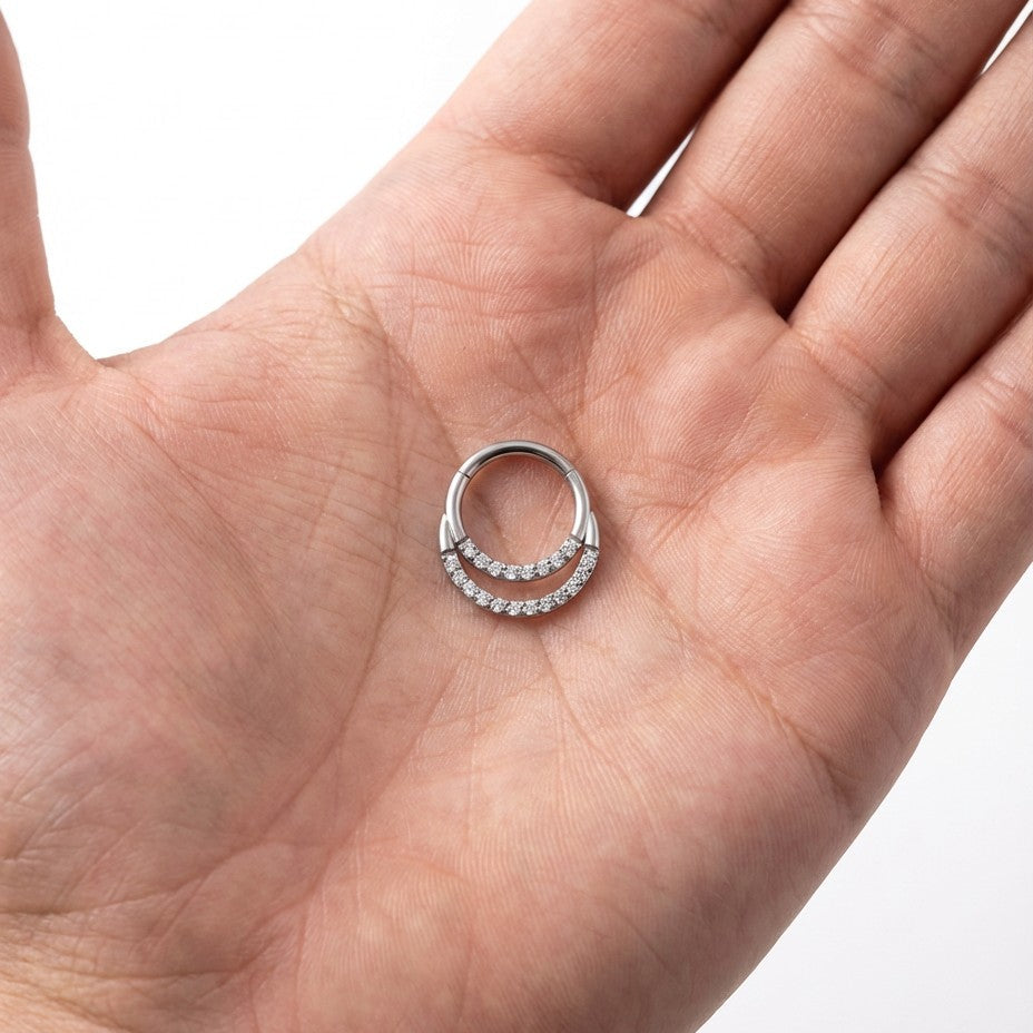 
                  
                    argola com dupla fila de zircónias
                  
                