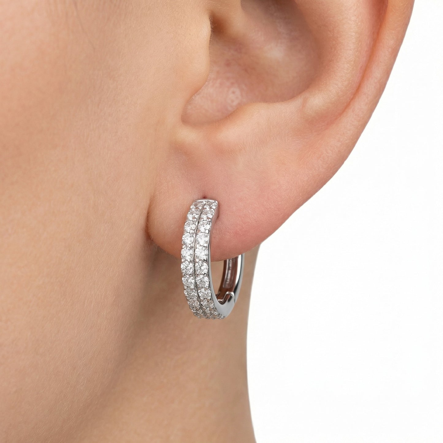 Argola dupla cravejada com zircónias e fecho clicker em titânio ASTM 