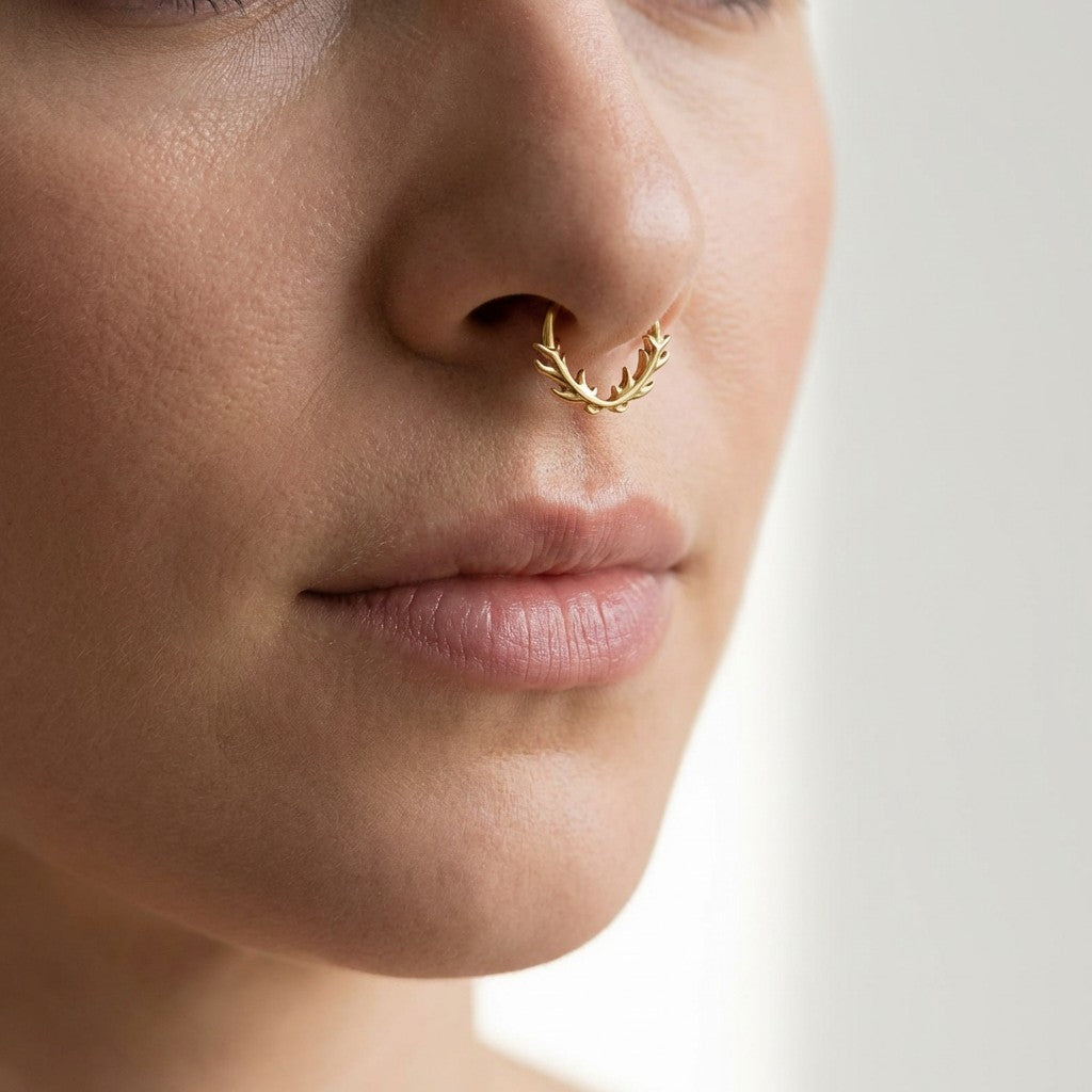 argola com espinhos em titanio gold