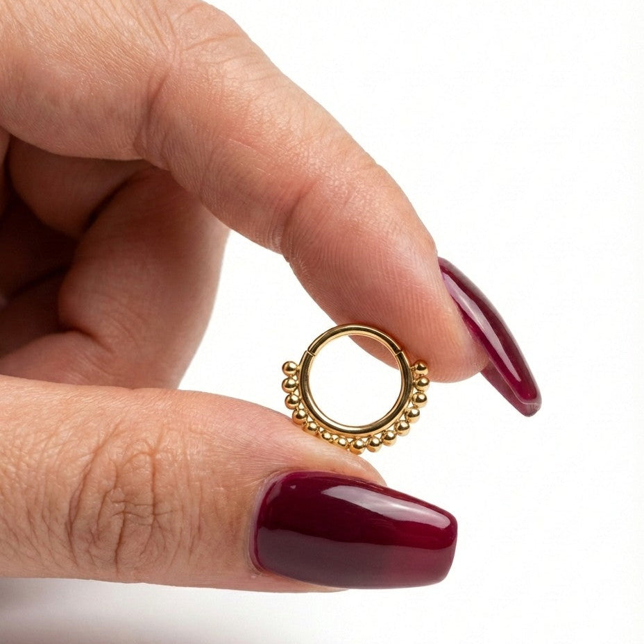 
                  
                    Argola com Missangas – Clicker Titânio PVD Gold
                  
                