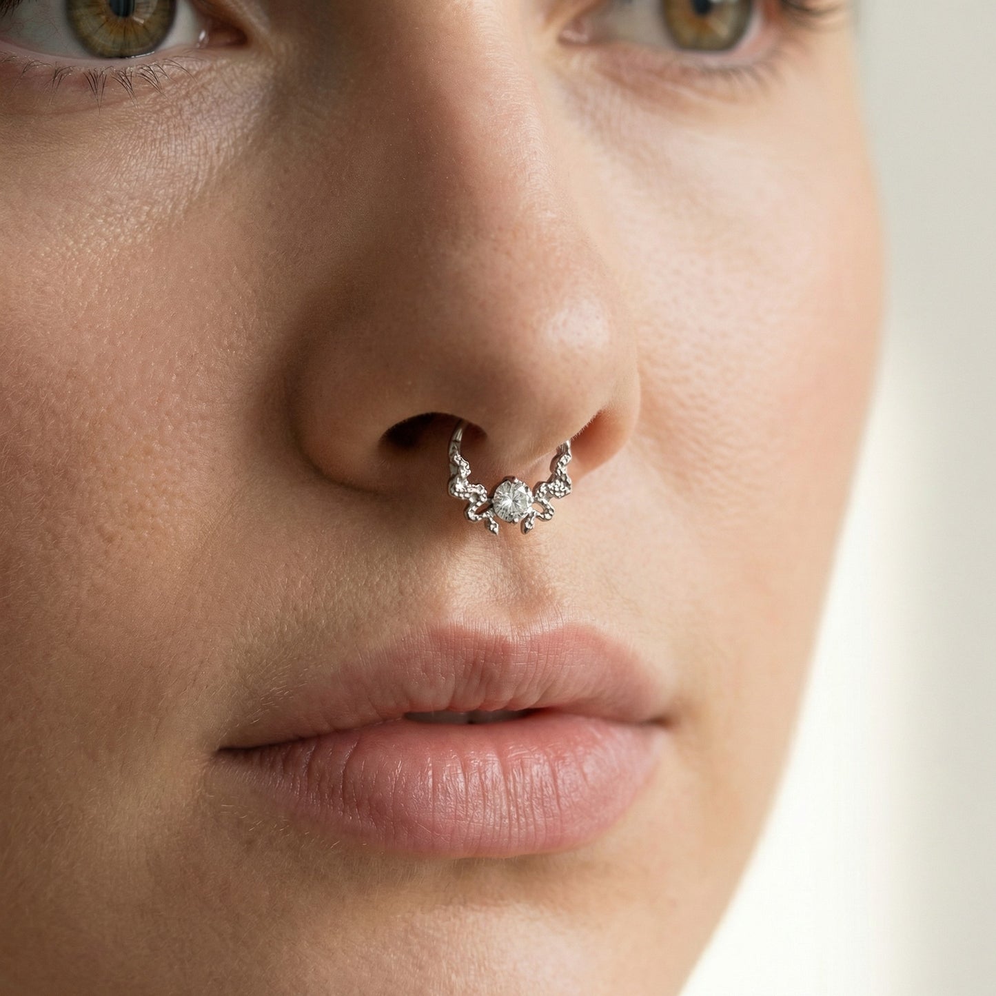 argola serpente com zircónia em titanio