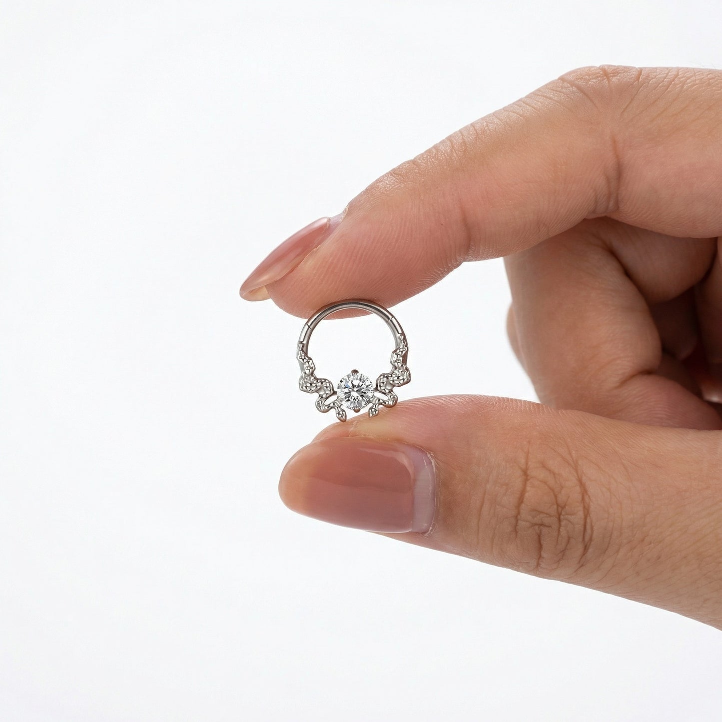 
                  
                    argola serpente com zircónia em titanio
                  
                