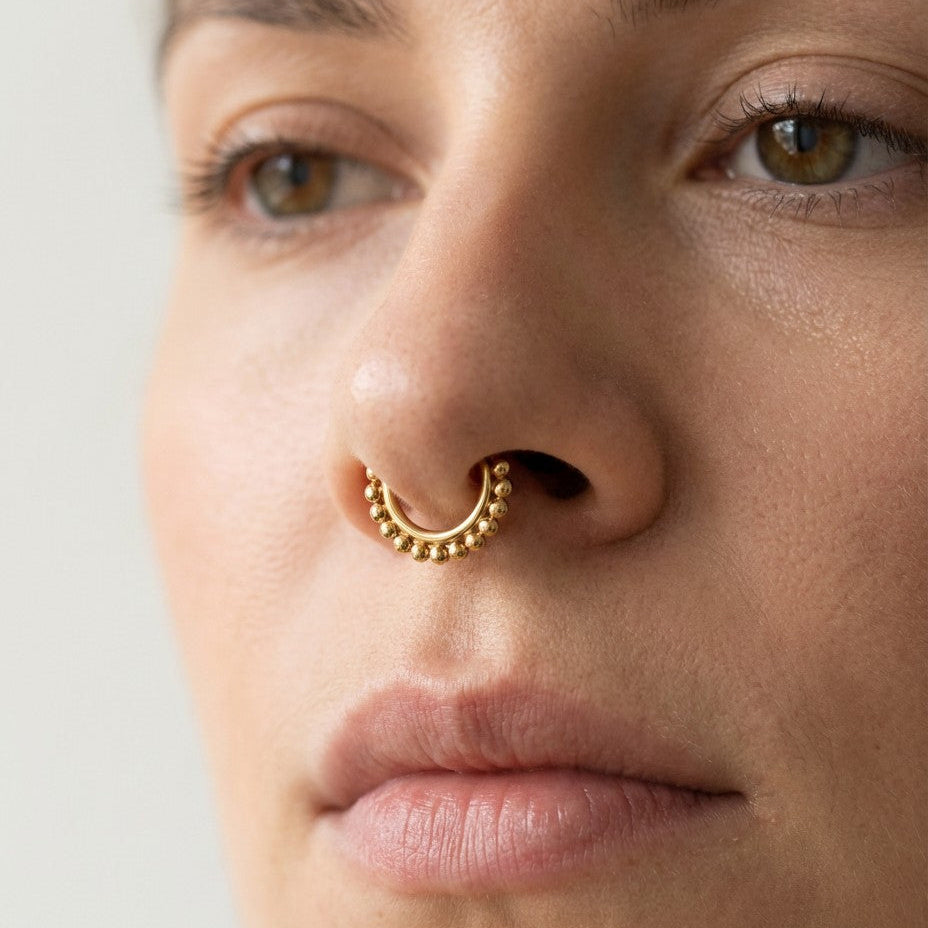 piercing septo argola dourada com bolinhas