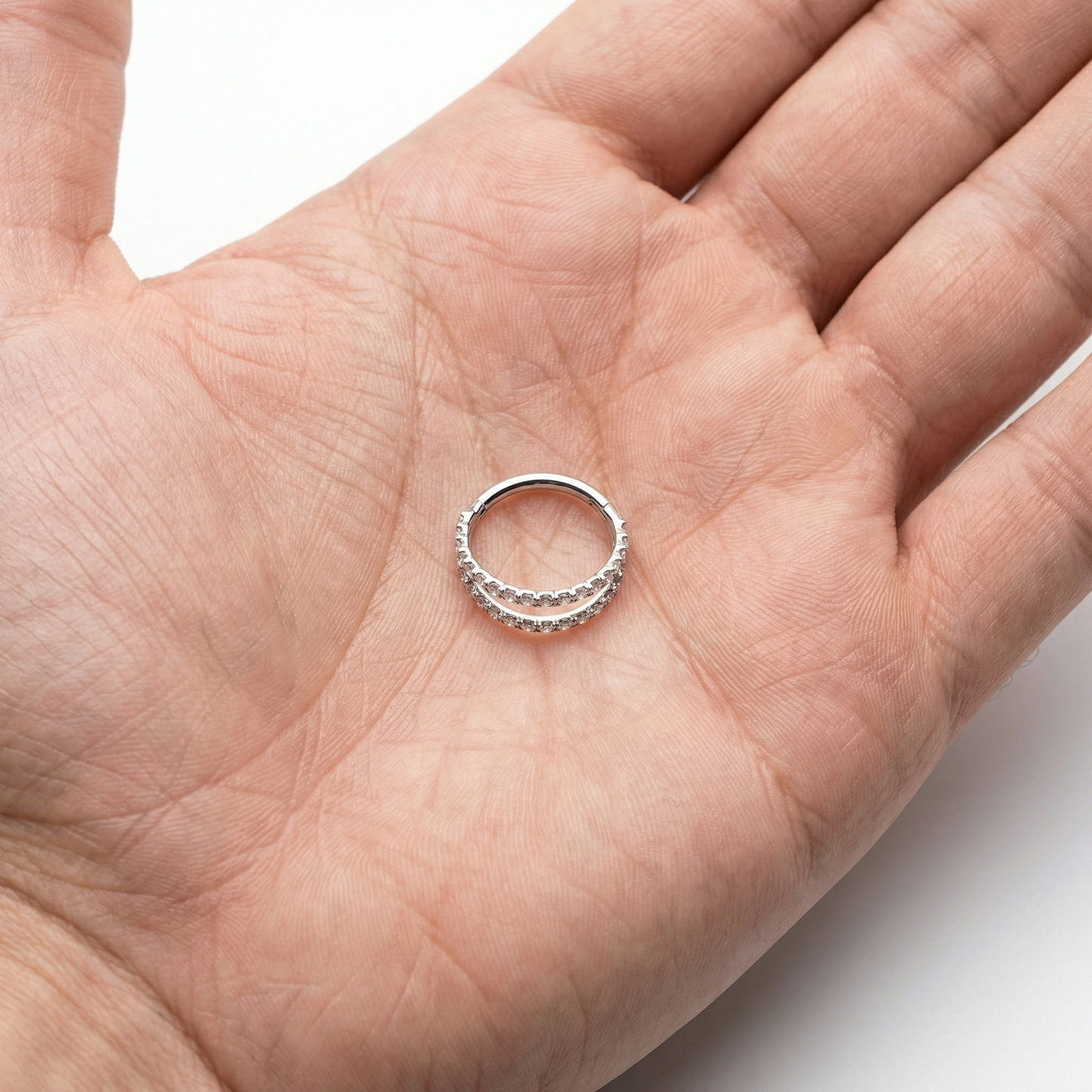 
                  
                    Argola Dupla com Zircónias Laterais – Clicker Titânio ASTM
                  
                