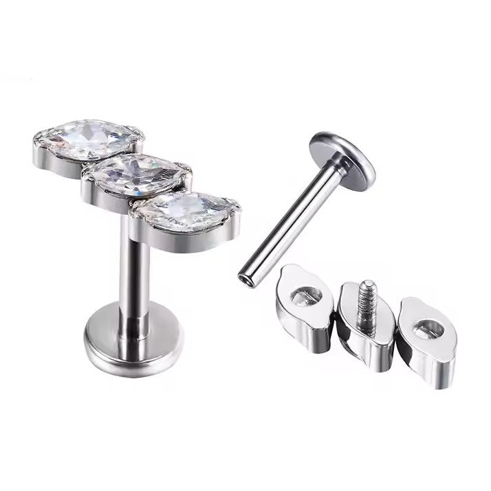 Labret com 3 Zircónias Marquise alinhadas em linha reta, em Titânio ASTM com rosca interna