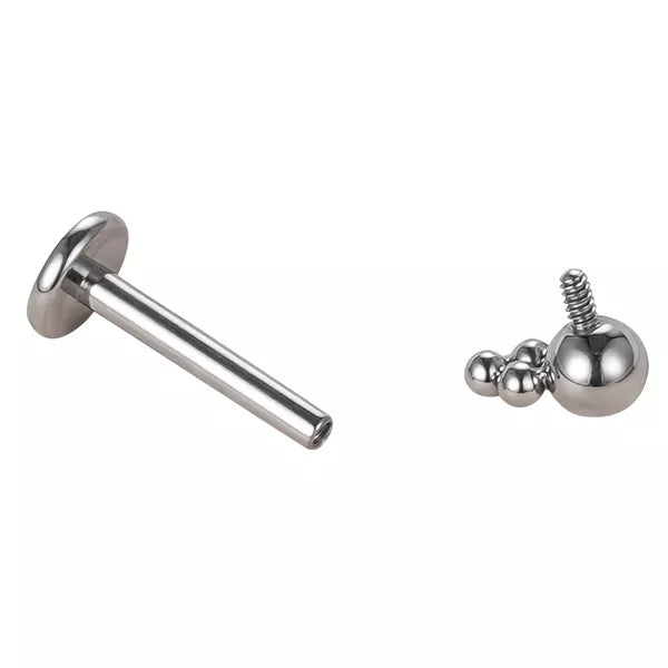 Labret en titane avec détail boule et trinité, filetage interne
