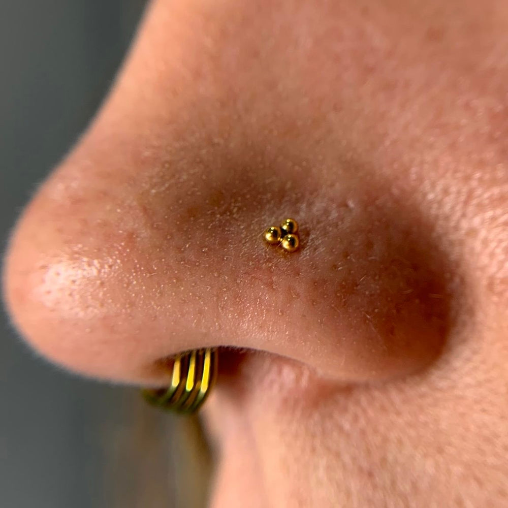 Labret Trinity na narina em Titânio PVD Gold com rosca interna e três esferas