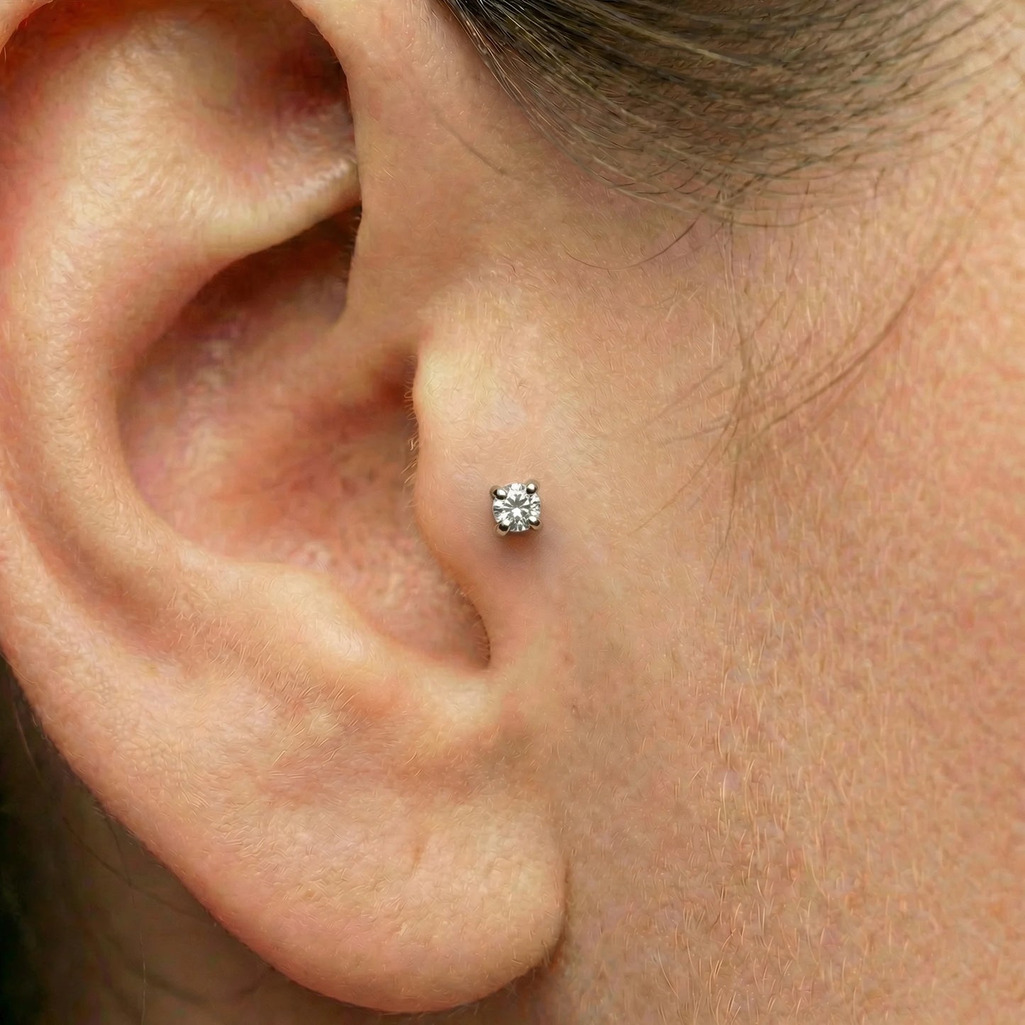 
                  
                    labret com zircónias. piercing tragus.
                  
                