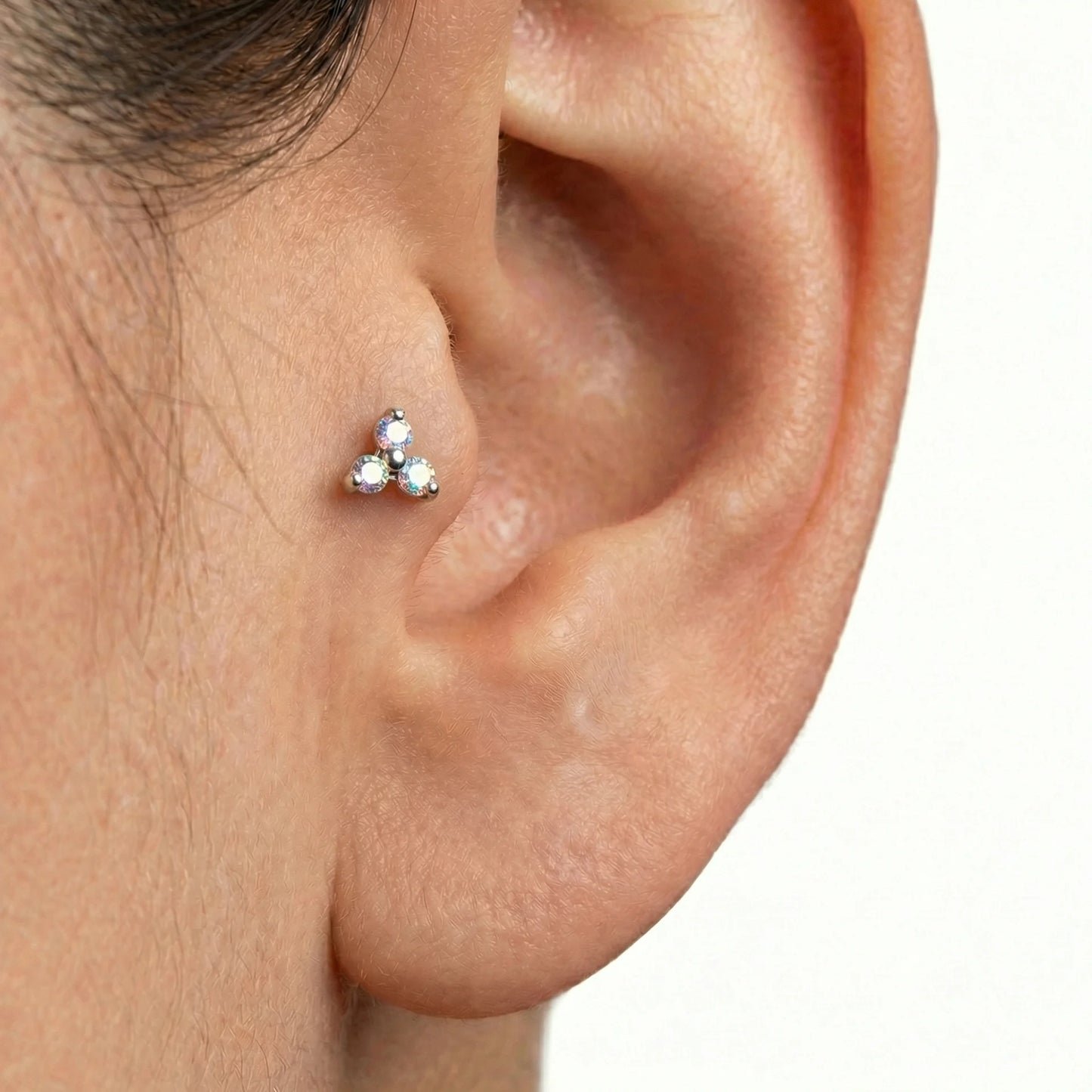 
                  
                    labret com trinity de zircónias aurora boreal, piercing tragus
                  
                