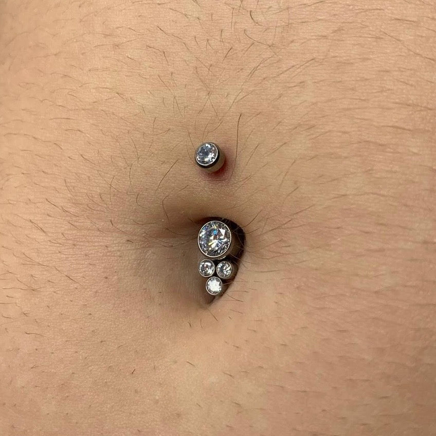 Piercing Navel com 4 zircónias em curva – Titânio ASTM com rosca interna. Ideal para umbigo. Conforto e brilho em design delicado.