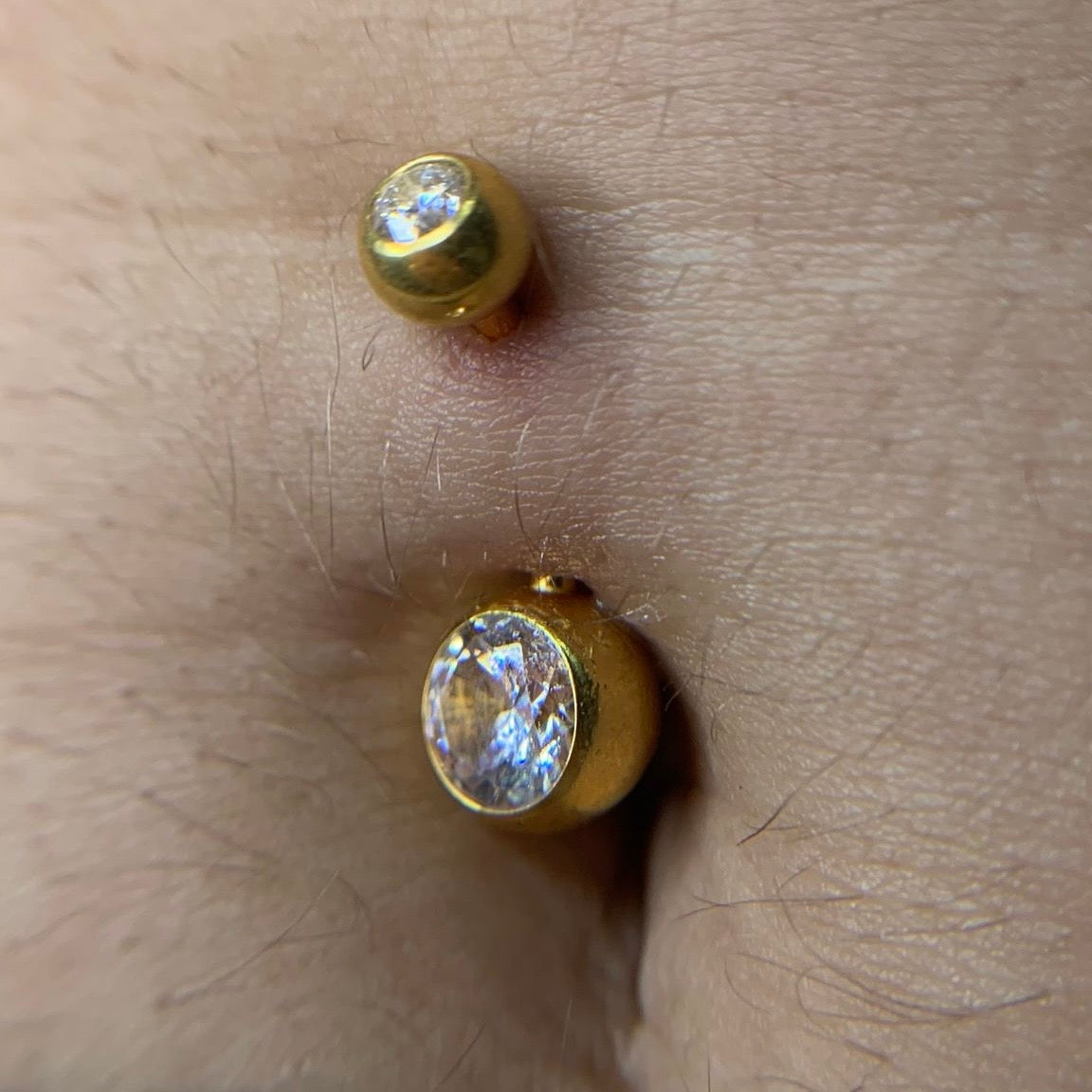 Piercing Navel com zircónias em base fixa de Titânio dourado com rosca interna